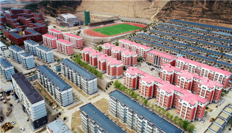 　　陜西省延安市延川縣文安驛鎮(zhèn)梁家河小區(qū)（4月24日無人機拍攝）。 新華社記者 劉瀟 攝