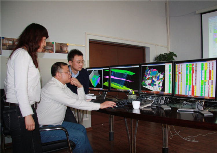 黃大年（中）帶領(lǐng)科研團隊成員研究問題（2010年11月22日攝）。新華社發(fā)