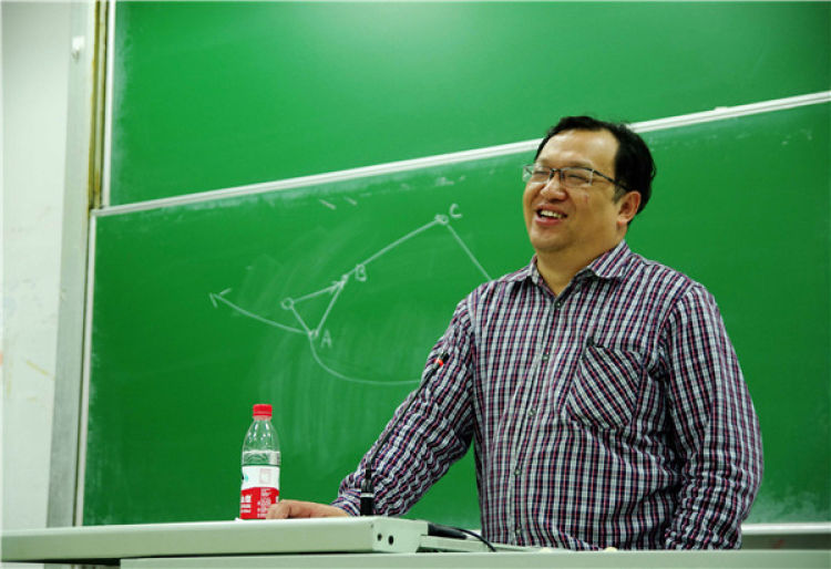 鐘揚在復(fù)旦大學(xué)講課（2014年5月5日攝）。 新華社發(fā)
