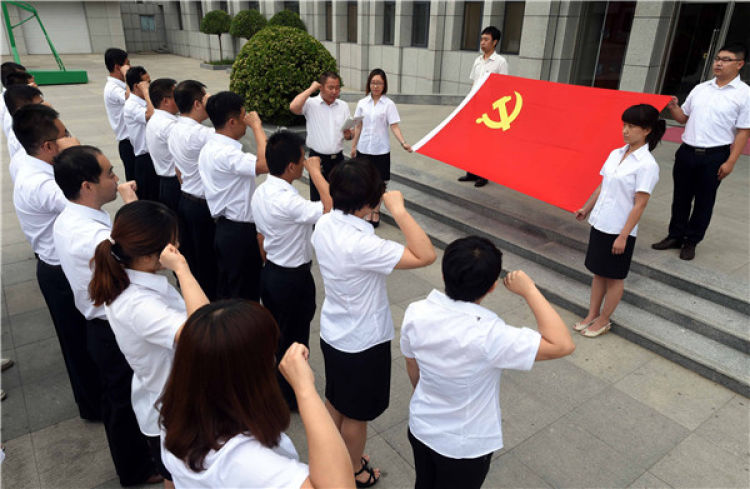 　　河北省文安縣部分黨員在“三嚴(yán)三實”主題黨課活動中重溫入黨誓詞（2015年6月29日攝）。新華社記者 李曉果 攝