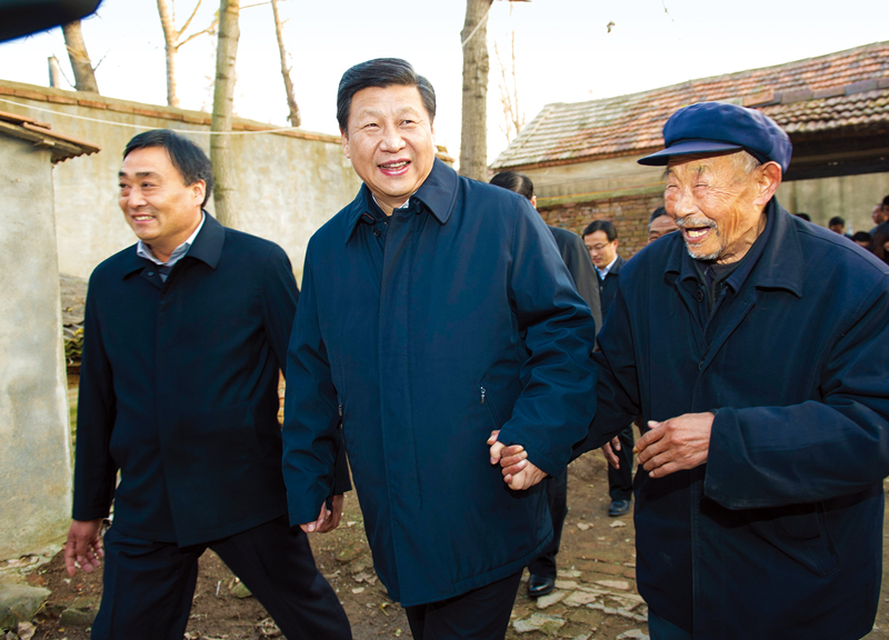　2013年11月24日至28日，中共中央總書記、國家主席、中央軍委主席習(xí)近平在山東考察。 這是25日下午，習(xí)近平在地處沂蒙老區(qū)的臨沭縣曹莊鎮(zhèn)朱村親切地拉著83歲的“老支前”王克昌的手去他家看望。 新華社記者 謝環(huán)馳/攝