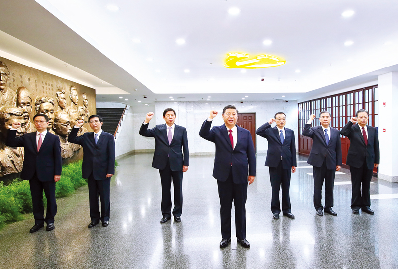 　2017年10月31日，中共中央總書記、國家主席、中央軍委主席習(xí)近平帶領(lǐng)中共中央政治局常委李克強(qiáng)、栗戰(zhàn)書、汪洋、王滬寧、趙樂際、韓正，瞻仰上海中共一大會址和浙江嘉興南湖紅船。這是31日上午，在上海中共一大會址紀(jì)念館，習(xí)近平帶領(lǐng)其他中共中央政治局常委同志一起重溫入黨誓詞。 新華社記者 蘭紅光/攝