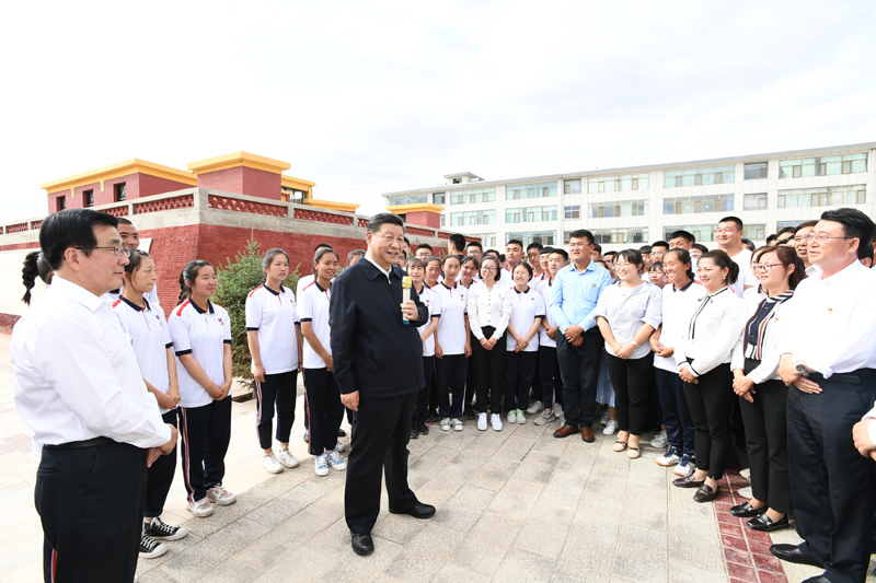8月19日至22日，中共中央總書記、國家主席、中央軍委主席習(xí)近平在甘肅考察。這是20日下午，習(xí)近平在張掖市山丹培黎學(xué)校同師生親切交流。
