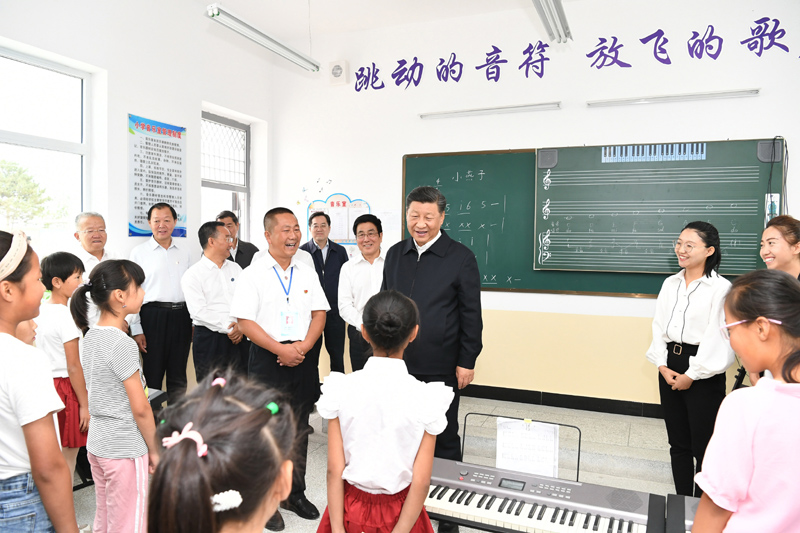 8月19日至22日，中共中央總書記、國家主席、中央軍委主席習(xí)近平在甘肅考察。這是21日上午，習(xí)近平在武威市古浪縣黃花灘生態(tài)移民區(qū)富民新村富民小學(xué)的音樂教室，認(rèn)真觀看正在進(jìn)行的音樂課教學(xué)。