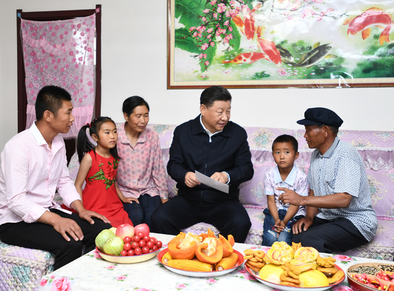 8月19日至22日，中共中央總書記、國家主席、中央軍委主席習(xí)近平在甘肅考察。這是21日上午，習(xí)近平在武威市古浪縣黃花灘生態(tài)移民區(qū)富民新村村民李應(yīng)川家，同李應(yīng)川一家拉家常。