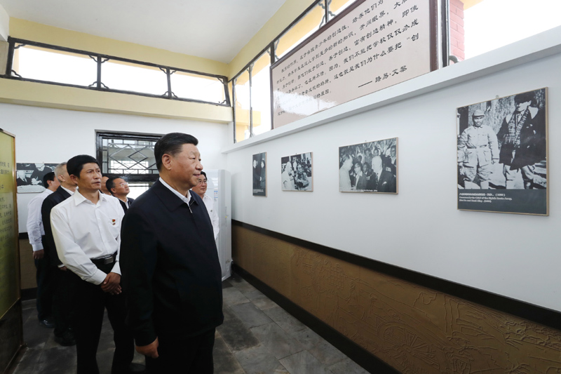 8月19日至22日，中共中央總書記、國家主席、中央軍委主席習(xí)近平在甘肅考察。這是20日下午，習(xí)近平在張掖市山丹培黎學(xué)校參觀學(xué)校創(chuàng)辦人路易·艾黎故居。