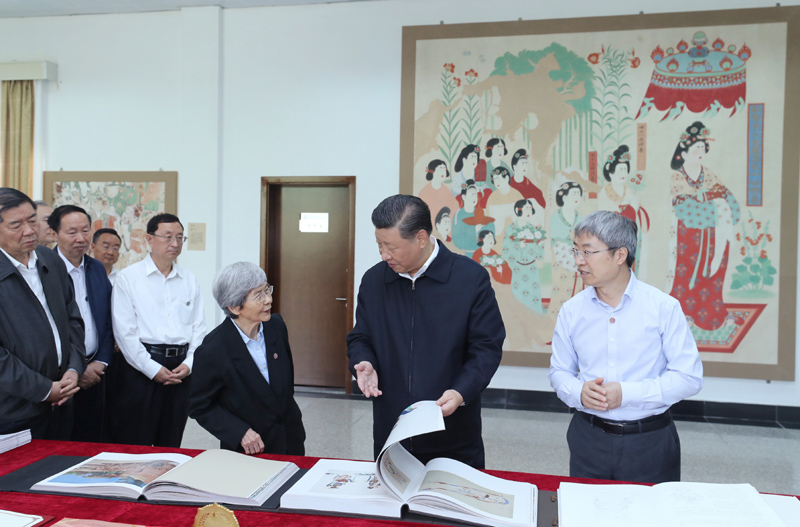 8月19日至22日，中共中央總書記、國家主席、中央軍委主席習(xí)近平在甘肅考察。這是19日下午，習(xí)近平在敦煌研究院察看珍藏文物和學(xué)術(shù)成果展示，了解文物保護(hù)和研究、弘揚(yáng)優(yōu)秀歷史文化情況。