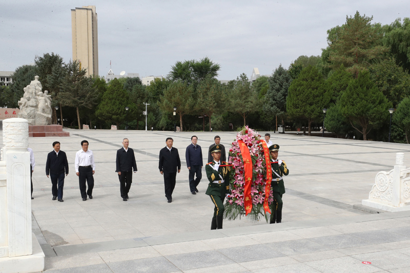 8月19日至22日，中共中央總書記、國家主席、中央軍委主席習(xí)近平在甘肅考察。這是20日上午，習(xí)近平來到張掖市高臺(tái)縣，瞻仰中國工農(nóng)紅軍西路軍紀(jì)念碑，向革命先烈敬獻(xiàn)花籃。