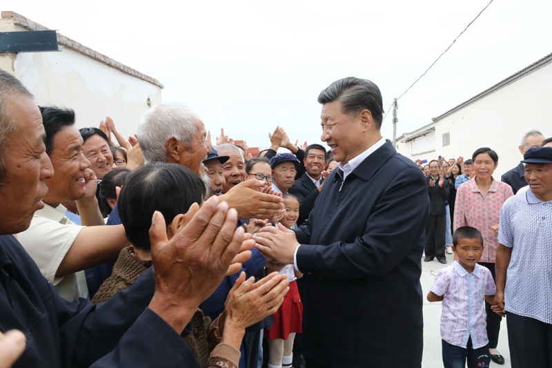 8月19日至22日，中共中央總書記、國家主席、中央軍委主席習(xí)近平在甘肅考察。這是21日上午，習(xí)近平在武威市古浪縣黃花灘生態(tài)移民區(qū)富民新村同村民親切交談。
