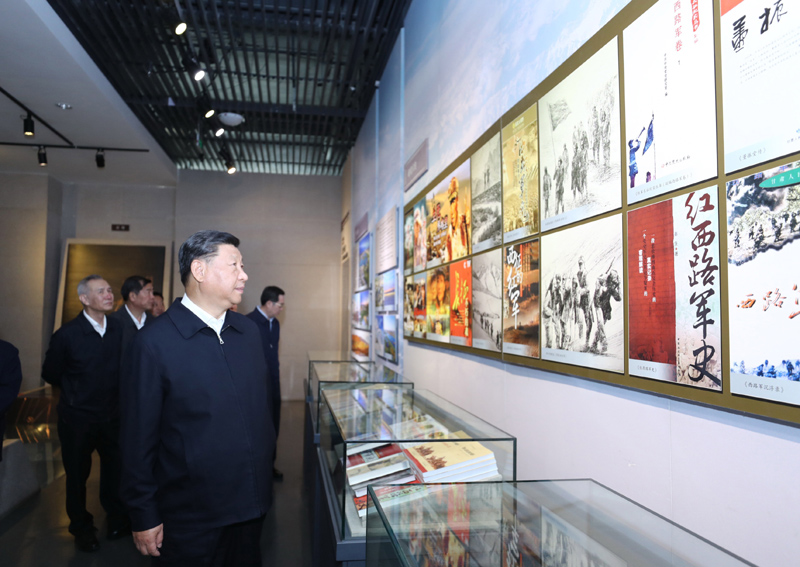 8月19日至22日，中共中央總書記、國家主席、中央軍委主席習(xí)近平在甘肅考察。這是20日上午，習(xí)近平在張掖市高臺(tái)縣參觀中國工農(nóng)紅軍西路軍紀(jì)念館。