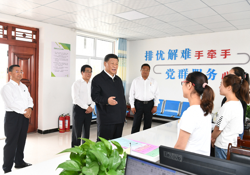 8月19日至22日，中共中央總書記、國家主席、中央軍委主席習(xí)近平在甘肅考察。這是21日上午，習(xí)近平在武威市古浪縣黃花灘生態(tài)移民區(qū)富民新村黨群服務(wù)中心考察。