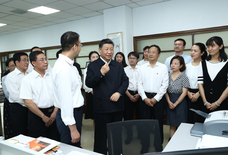8月19日至22日，中共中央總書記、國家主席、中央軍委主席習(xí)近平在甘肅考察。這是21日下午，習(xí)近平在《讀者》編輯部同工作人員交流，勉勵(lì)他們?yōu)槿嗣裉峁└鄡?yōu)秀精神食糧。