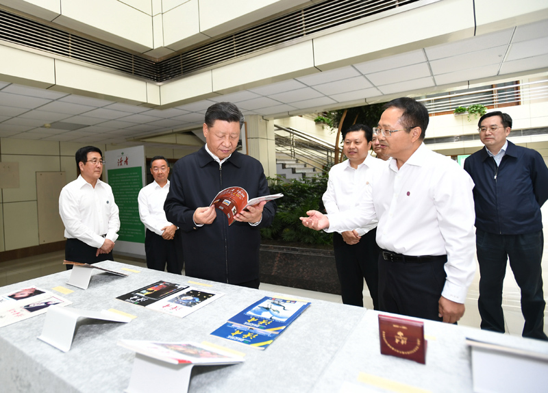 8月19日至22日，中共中央總書記、國家主席、中央軍委主席習(xí)近平在甘肅考察。這是21日下午，習(xí)近平在讀者出版集團(tuán)有限公司考察。