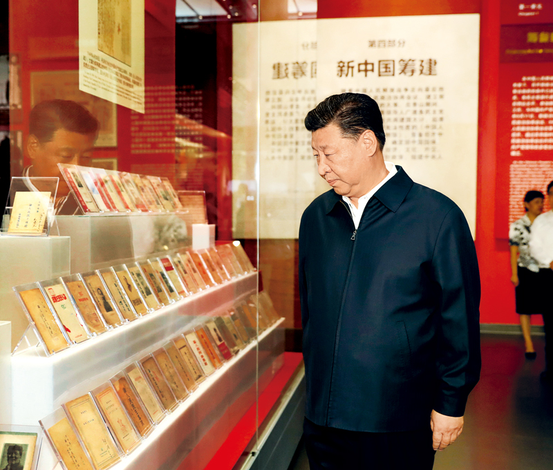 2019年9月12日，中共中央總書記、國家主席、中央軍委主席習近平視察中共中央北京香山革命紀念地。這是習近平在香山革命紀念館參觀《為新中國奠基》主題展覽。 新華社記者 黃敬文/攝