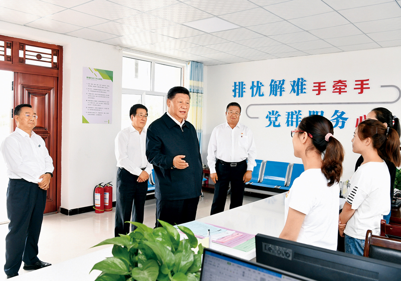2019年8月19日至22日，中共中央總書記、國家主席、中央軍委主席習近平在甘肅考察。這是21日上午，習近平在武威市古浪縣黃花灘生態(tài)移民區(qū)富民新村黨群服務中心考察。 新華社記者 謝環(huán)馳/攝