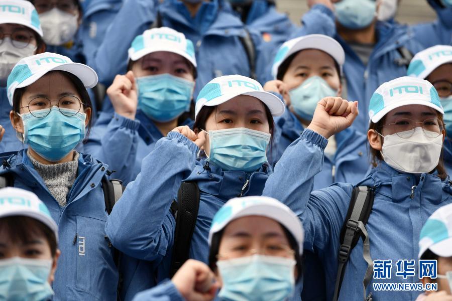 2020年2月9日，在山東濟(jì)南，山東大學(xué)第二醫(yī)院支援湖北抗疫國(guó)家醫(yī)療隊(duì)中的黨員在出發(fā)前重溫入黨誓詞。新華社記者 朱崢 攝