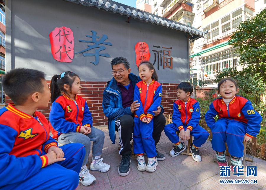 2020年11月2日，在河北邯鄲市邯山區(qū)中華南四號(hào)小區(qū)，宣講員在向孩子們講家風(fēng)家訓(xùn)故事。新華社記者 王曉 攝