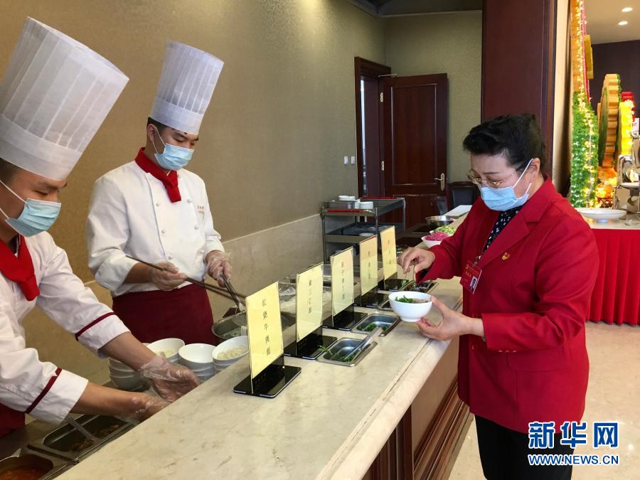 2020年10月29日，受邀列席黨的十九屆五中全會(huì)的基層社區(qū)工作者吳亞琴在京西賓館餐廳取了一份小碗面。她表示：“盛面的碗也都是小碗，吃多少打多少。”新華社記者 朱基釵 攝